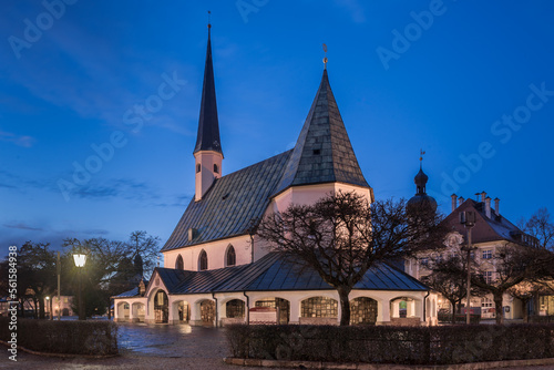 Gnadenkapelle am Kapellplatz in Altötting abends © H. Rambold