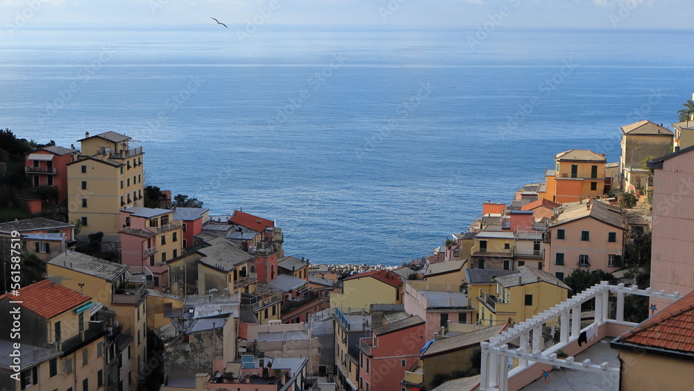 Riomaggiore famoso  e affascinante borgo di Cinque Terre, vista sul Mar Ligure in inverno 