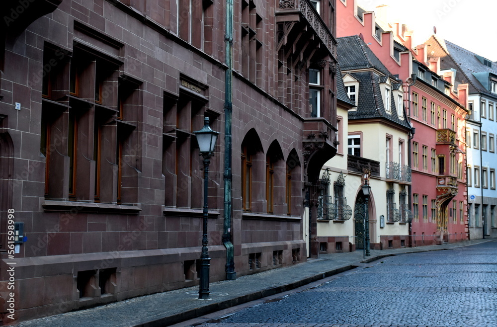 Fototapeta premium Franziskanerstraße in der Altstadt von Freiburg