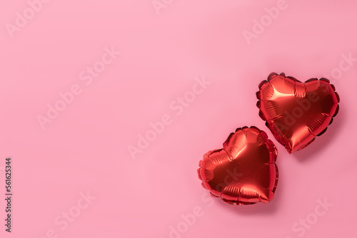 Leinwand Poster Pink background with red hearts balloons
