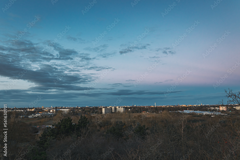 Skyline von Berlin. aus der Ferne am Abend bei blauem, leicht bewölktem Himmel