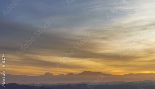 Il sole tra le nuvole sulle montagne © GjGj