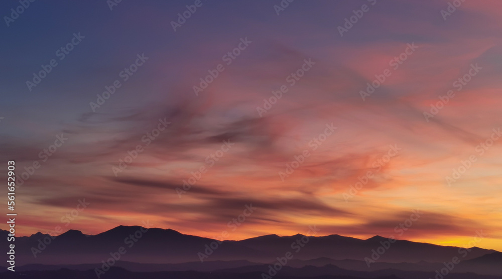 Rosso tramonto di sera sulle montagne dell’Appennino