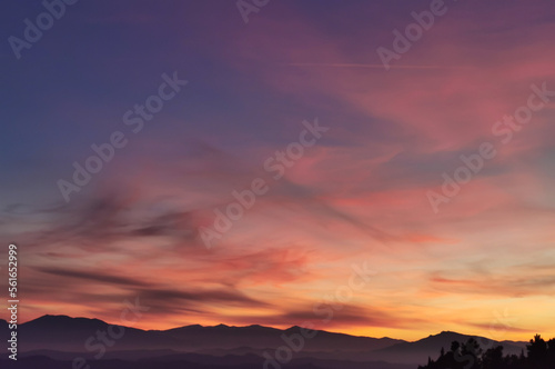 Rosso tramonto di sera sulle montagne dell’Appennino