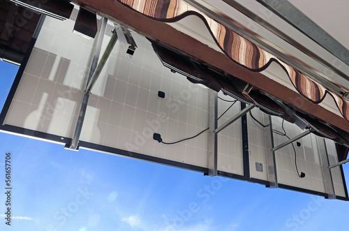 Ein Balkonkraftwerk ist auch für ältere Häuser geeignet. Die Unterseite von Solarmodulen auf einem Balkon photo