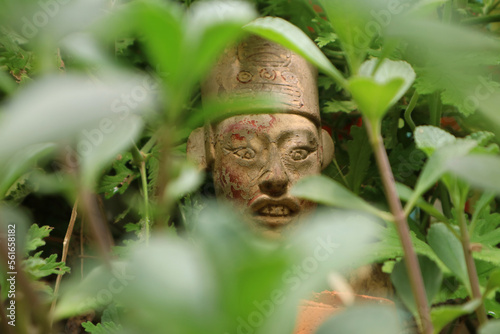 Estatua de Escriba en la selva