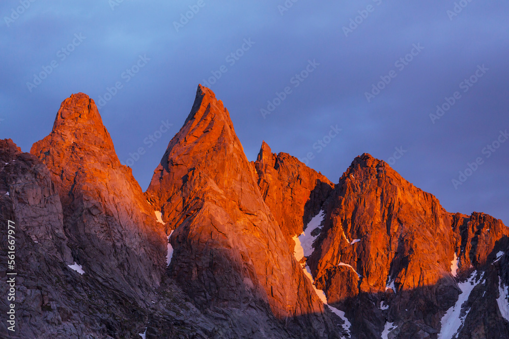 Naklejka premium Mountains on sunset