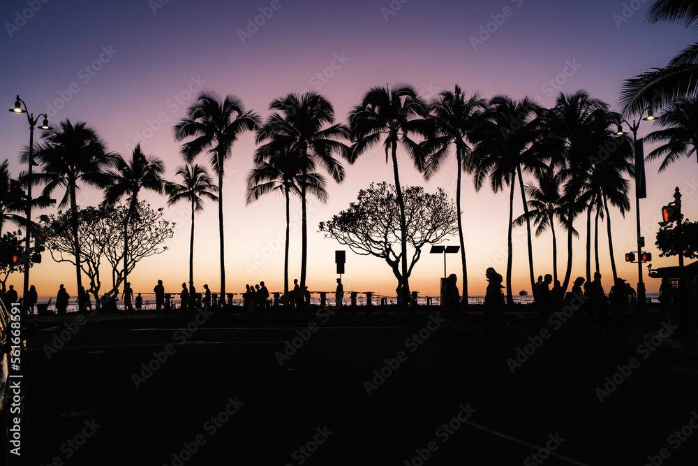 Obraz premium Colorful Sunset seen from the Streets of Waikiki Honolulu Hawaii at the Kalakaua near Kapahulu Intersection