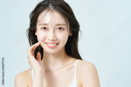 Fototapeta 肌ツヤの良い若い女性の美容イメージ