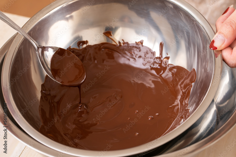 チョコを湯煎する手元　chocolate