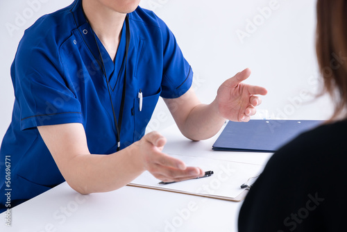 説明する医師　Doctor