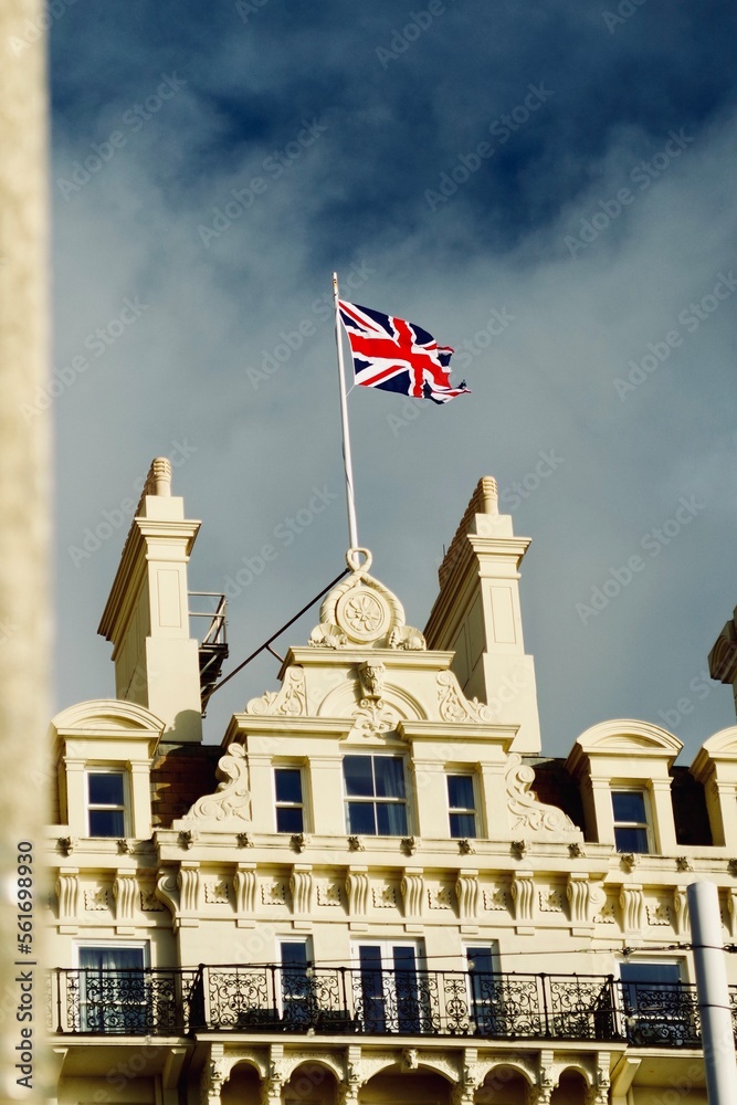 Naklejka premium British flag on top of victiorian building