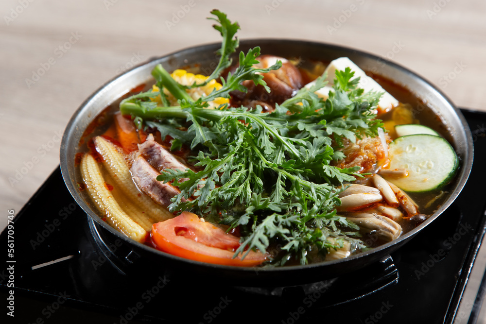 A view of a Taiwanese hot pot entree.