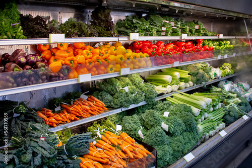 Fényképezés A view of a fresh vegetable display at a local grocery store.