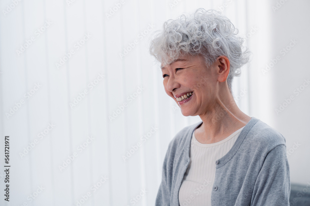 生き生きとほほえむシニアの女性 生き生きとほほえむシニアの女性