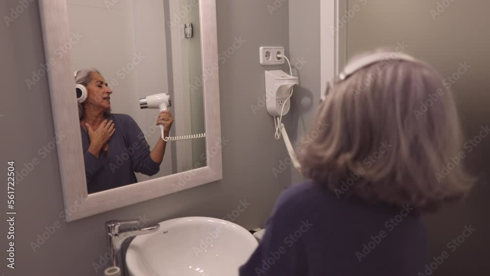 Proyecto sin títuloPortrait of senior woman wearing headphones and