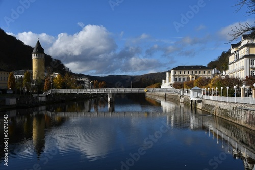Blick auf Bad Ems mit Lahn, Brücke, Kurhaus und Quellenturm im Herbst