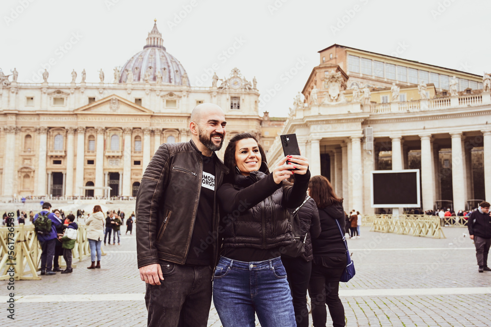 Obraz premium Happy Tourists couple traveling at Rome, Italy, poses in front of Vatican City at, Rome, Italy