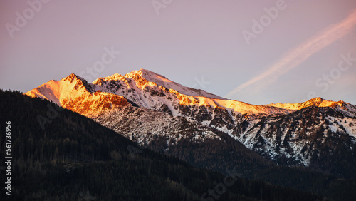 Sonnenaufgang über schneebedeckten Gipfeln bei Trieben, Bezirk Liezen, in Österreich - Steiermark, Ennstal