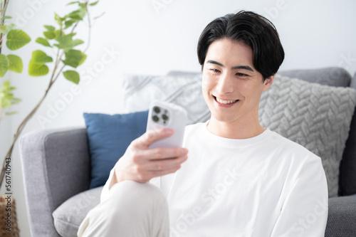 фотографія Smiling man with a phone and a nice camera eye with copy space available Up Tap