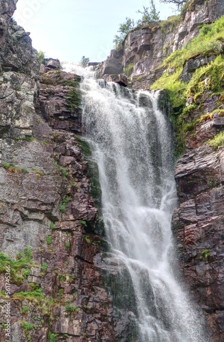 Lacs et chute d eau dans le parc national de Fulufj  llet    la fronti  re entre la su  de et la Norv  ge