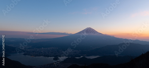 夕暮れの富士山 © rai