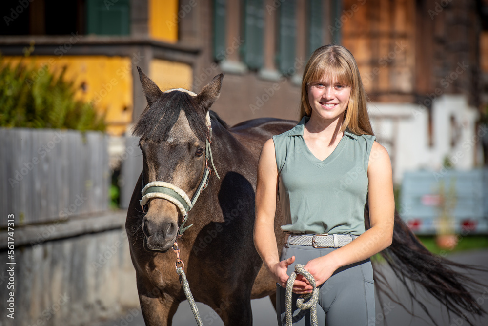 Obraz premium Mädchen mit Pferd