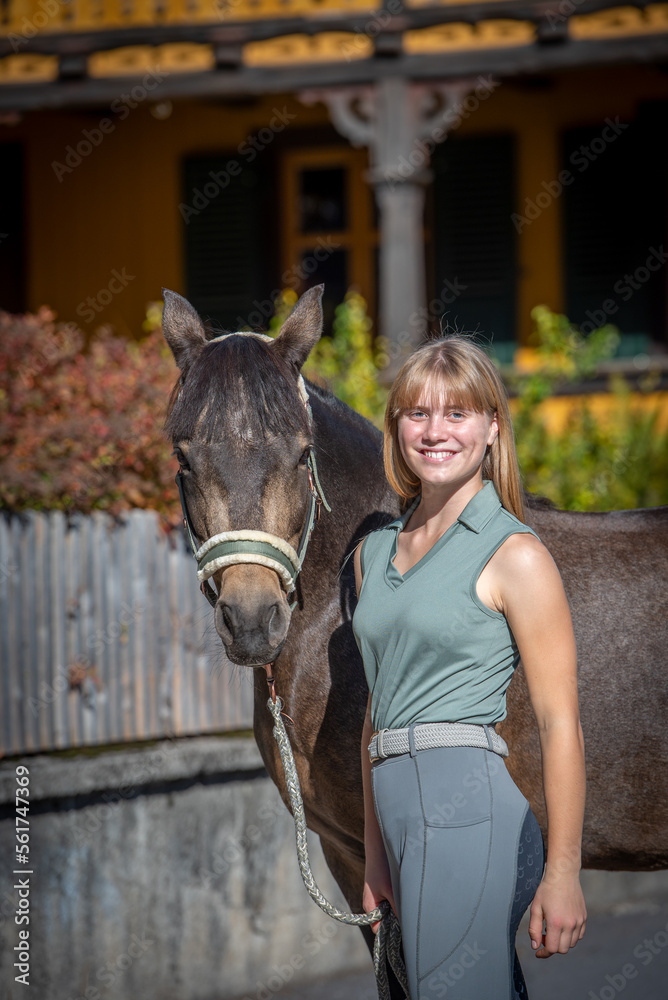 Fototapeta premium Mädchen mit Pferd