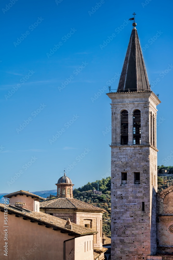 spoleto, italien - glockenturm der cattedrale di santa maria assunta