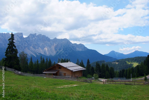 val di fassa nei pressi del lago di carezza dolomiti del trentino