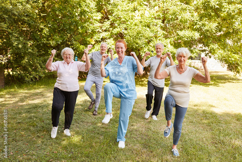 Gruppe Senioren macht Aerobic in einem Fitness Kurs