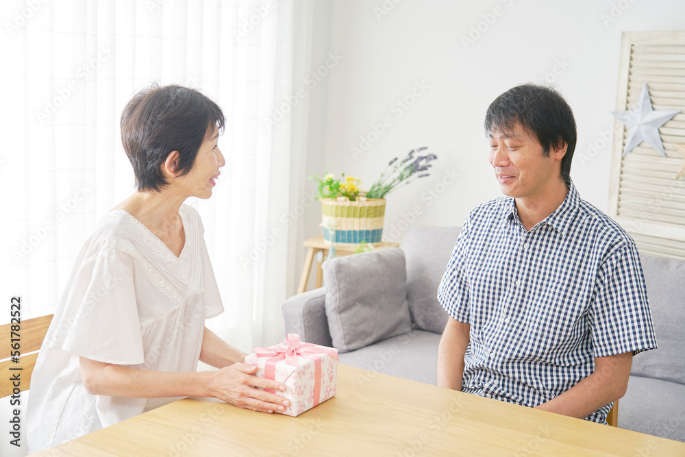 妻にプレゼントをあげる夫 妻にプレゼントをあげる夫