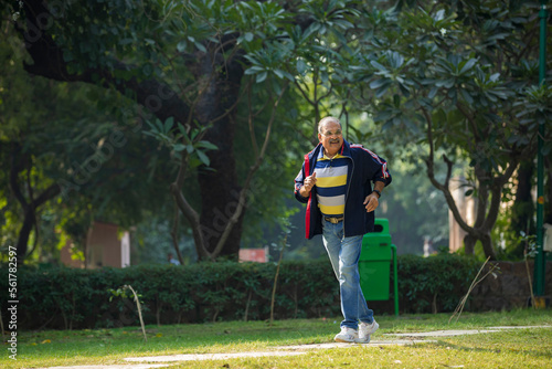 Foto Indian old man running or jogging at park