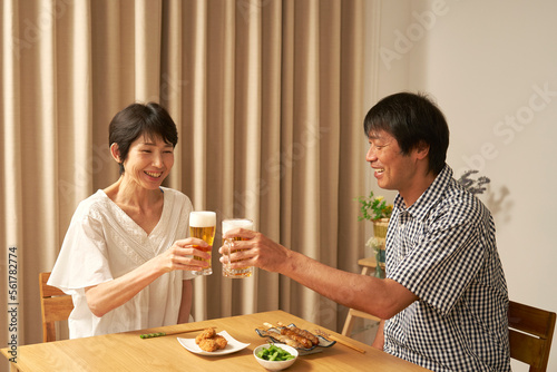 Foto 家で乾杯する熟年夫婦