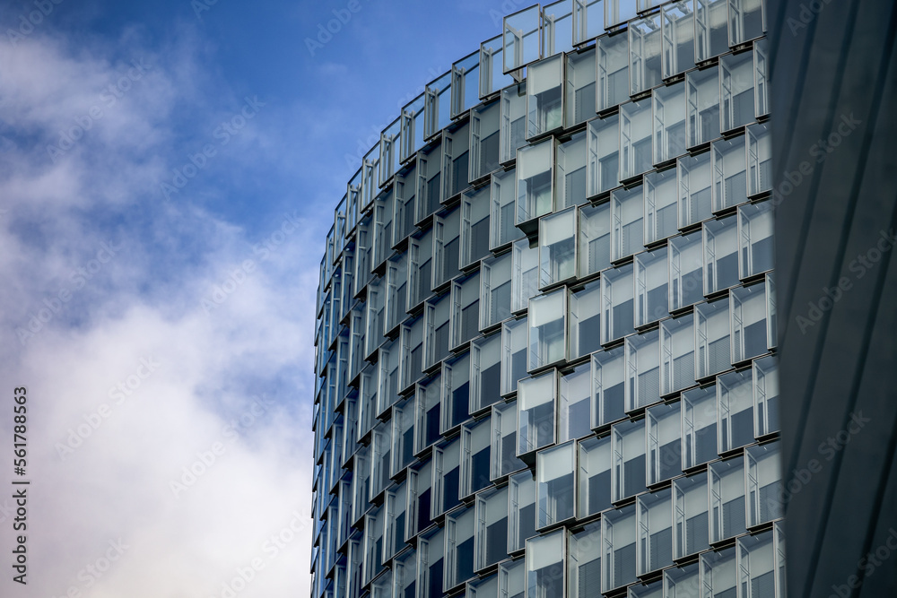 Gros plan d'un gratte-ciel à la Défense Paris avec ciel bleu