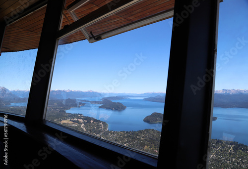 Foto Panoramic view of Lake Nahuel Huapi from a window of the restaurant bar of the Confiteria Giratoria del Cerro Otto
