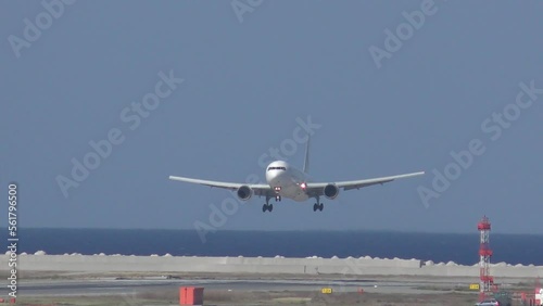 沖縄 那覇空港に着陸する航空機