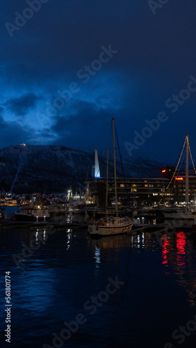 Puerto de Tromsø, barcos sobre las aguas del Ártico. © HADEPIC