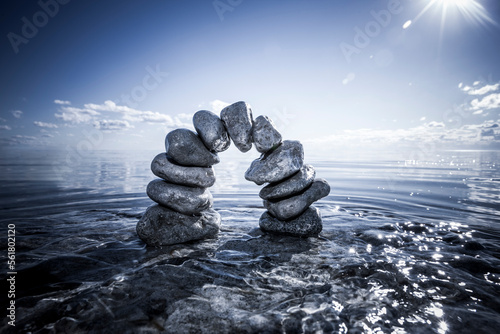 Steinbogen im Wasser mit Horizont über Wasser