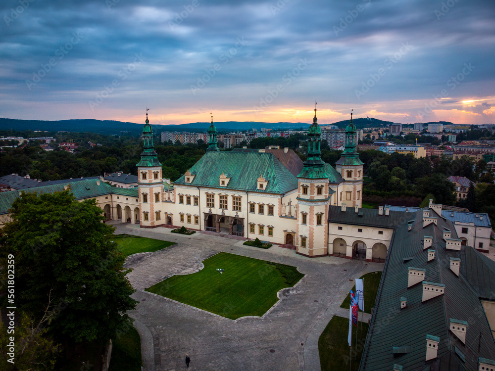 Pałac Biskupów Krakowskich w Kielcach, panorama Kielc, zachód słońca w Kielcach