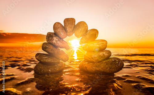 Steinbogen im Wasser bei Sonnenuntergang