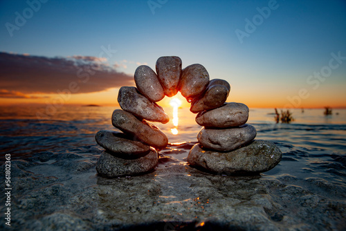 Steinbogen im Wasser bei Sonnenuntergang