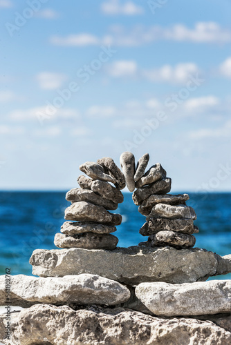 Steinbrücke am Wasser mit Blick aufs Meer