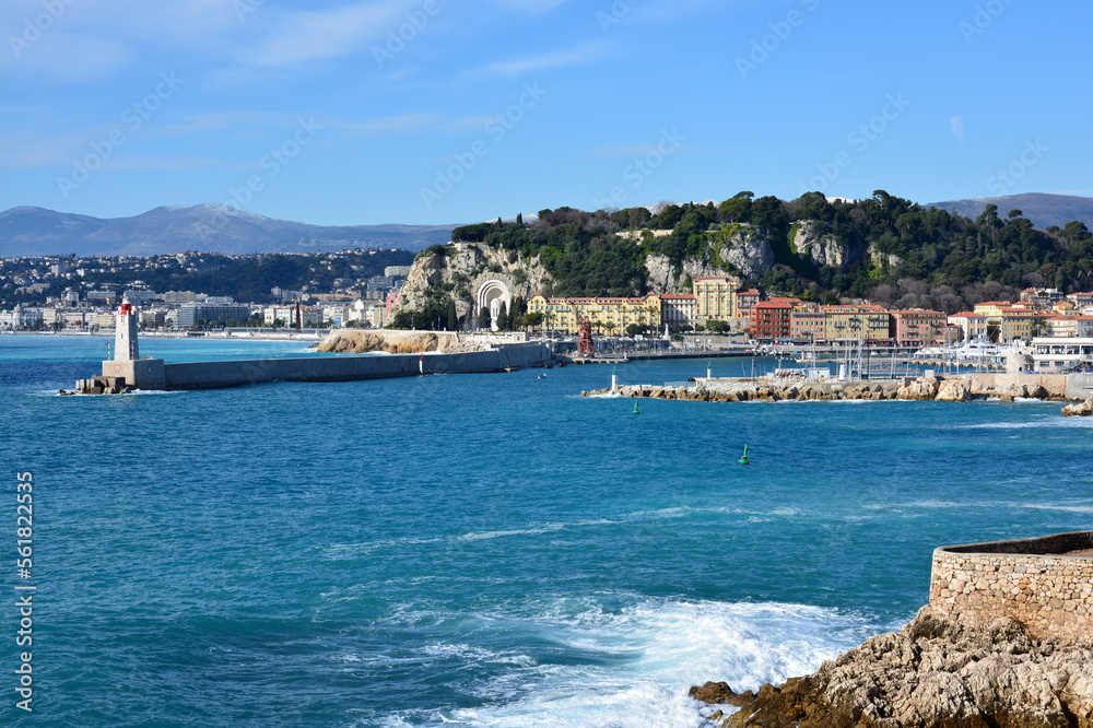 France, côte d'azur, Nice, la jetée du port Lympia et la colline du château qui domine et offre une vue magnifique sur la baie des Anges et la vieille ville.