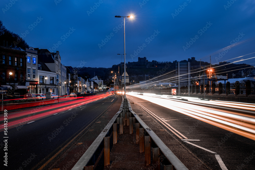 droga w Dover oswietlona lampami samochodów - obrazy, fototapety, plakaty 