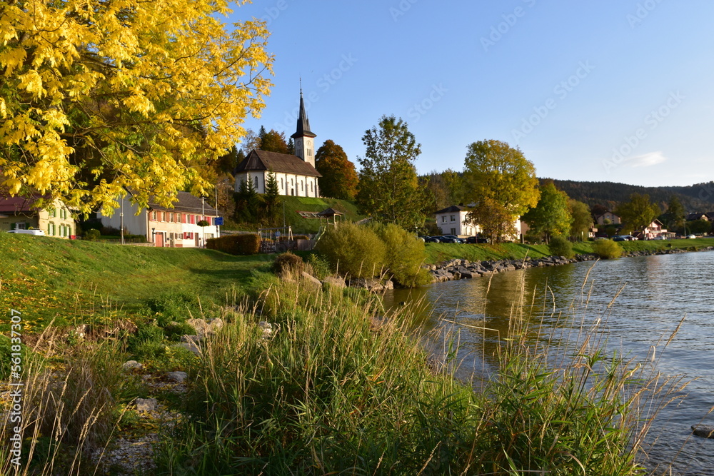 paysage d'automne, église et lac paysage d'automne, église et lac