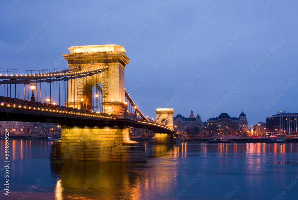 Obraz premium The chain bridge in Budapest, Hungary, night scene, looking towards Pest