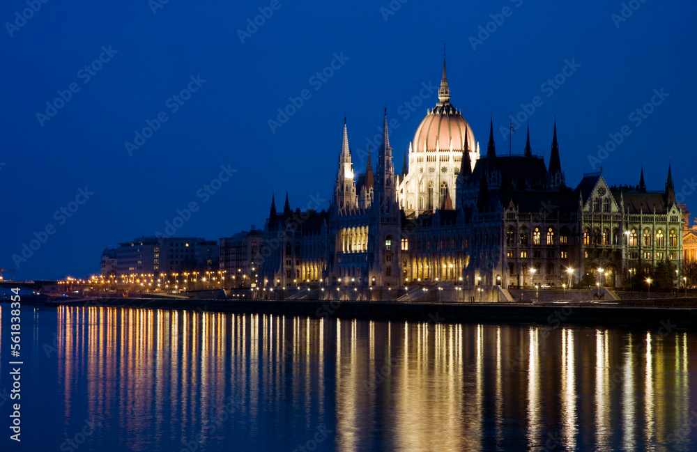 Obraz premium the Parliament Building at night, Budapest, Hungary, with lights reflected in the Danube.