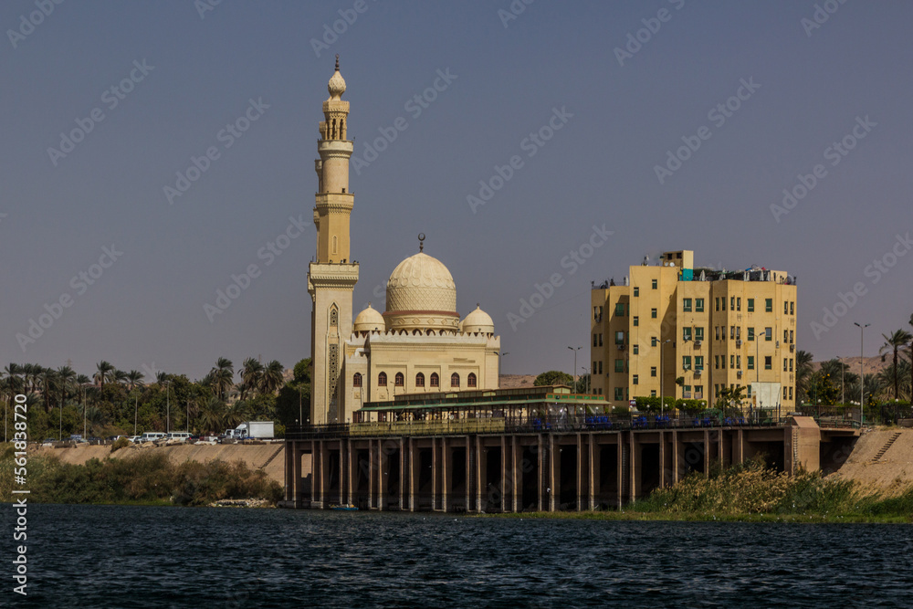 Obraz premium Mosque at the northern outskirts of Aswan, Egypt