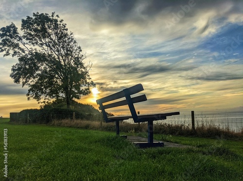 Fotografering bench at sunrise